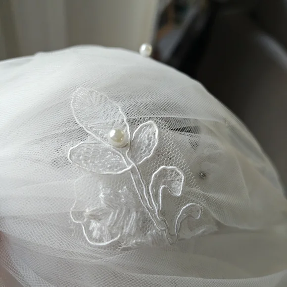 Elegant Off White Long Veil With Floral Applique And Beadwork display picture 2